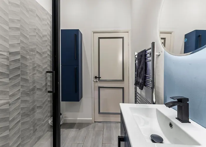 30 Percent Off! The Exquisite Gems Of - Garden Terrace * ウィットビー