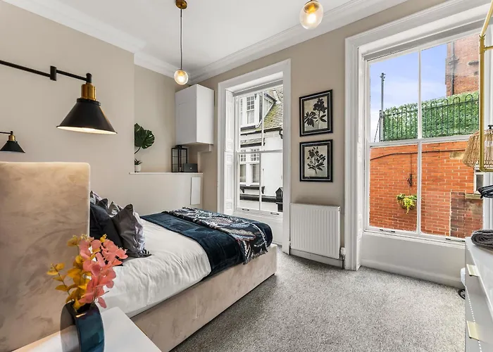 30 Percent Off! The Exquisite Gems Of - Garden Terrace * ウィットビー