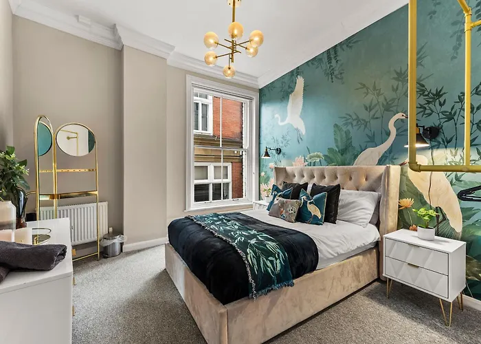 30 Percent Off! The Exquisite Gems Of - Garden Terrace * ウィットビー