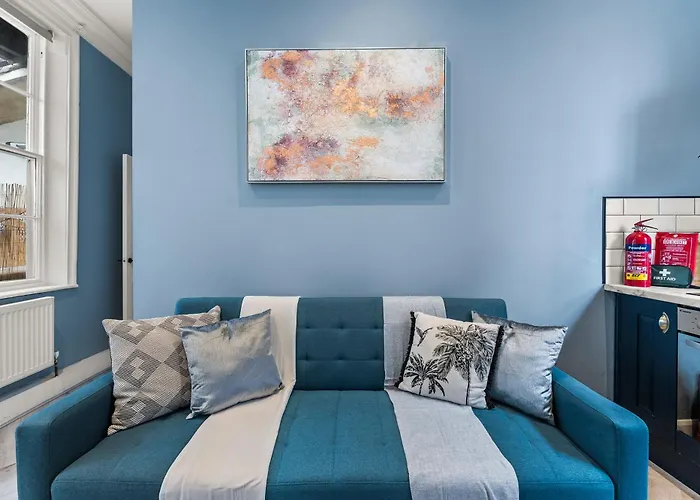 30 Percent Off! The Exquisite Gems Of - Garden Terrace * ウィットビー