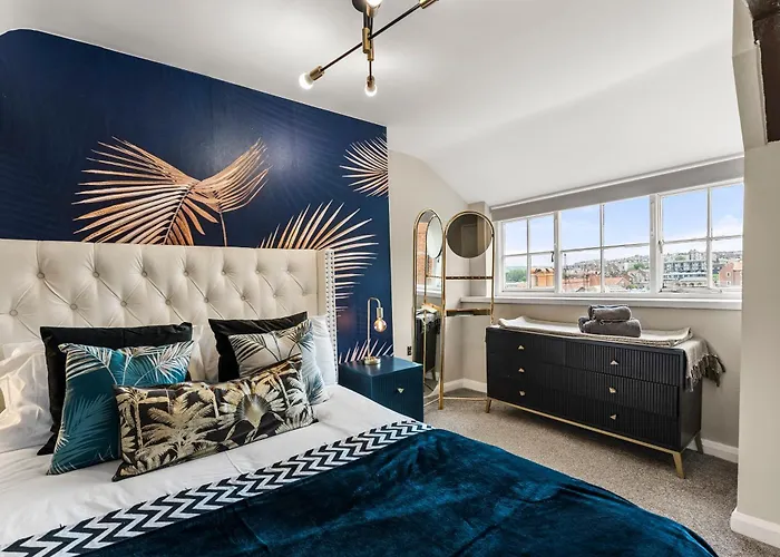 30 Percent Off! The Exquisite Gems Of - Garden Terrace * ウィットビー